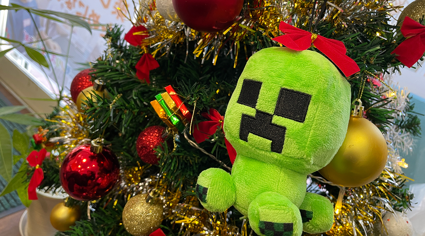 クリスマスツリーを飾りました！